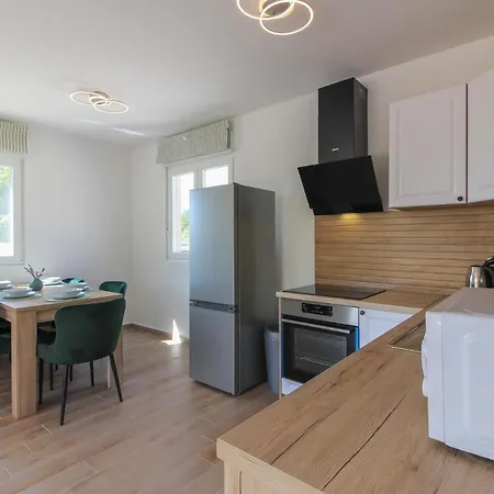 Mit Privatpool Fuer 5 Personen Ca 95 Qm In Stokovci, Istrien Binnenland Von Istrien Ferienhaus *